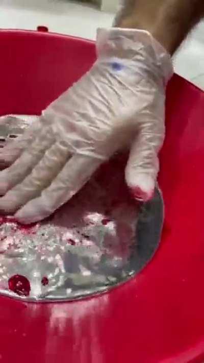 Adding dye to liquid mercury