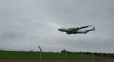 Antonov 225 beim Landen