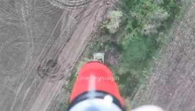 Ukranian drone drops shaped charged on hatchd of Russian tank, forcing it to move. Unknown location.