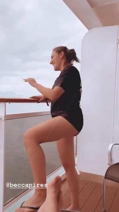 Becca Pires dançando