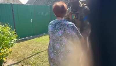 “Boys, dear children, God bless you! I’ll go hug you,” a woman in the Kursk region receives humanitarian aid from the Ukrainians.