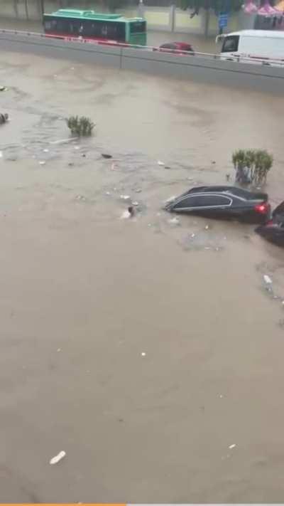 2021.7.20 Zhengzhou Jingguang Expressway A scene from the scene of the video #720 #Zhengzhou flooding A scene at the entrance of the Jingguang tunnel The Jingguang Road Tunnel is 4.3 kilometers long, consisting of the Jingguang North Road Tunnel,