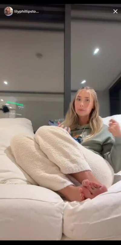 lilyphillipstokky (clapping feet)