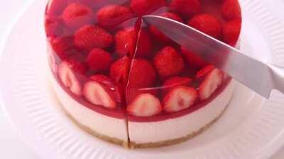 The translucent layer of strawberries on this cheesecake