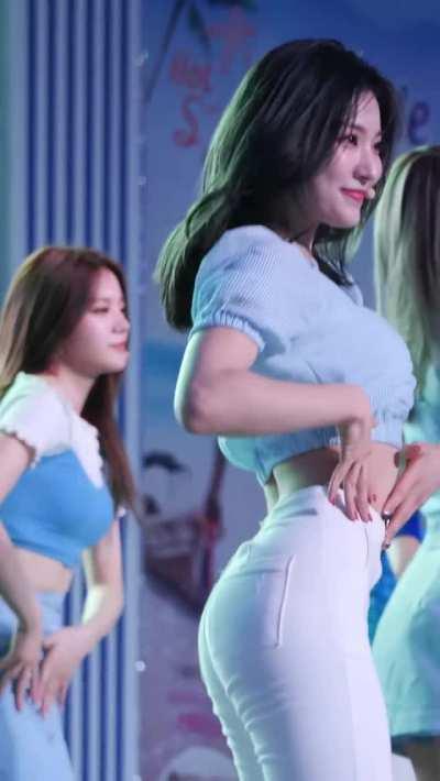 Saerom’s bangin’ ass - fromis_9