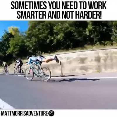 Cyclist uses momentum to overtake opponents like a pro.