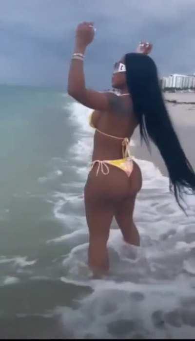 Beach booty 🍑