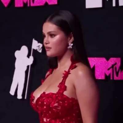 Selena Gomez looking sexy 🥰🥵