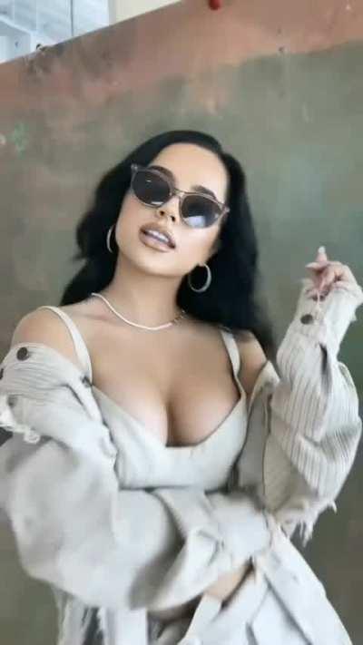 Becky G boobs bouncing (looped) 0.5x speed