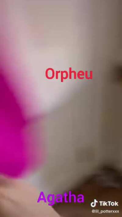 Agatha indo pegar o sangue do Orpheu enquanto a Beatrice tá fora