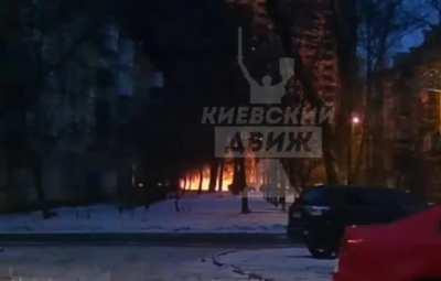 Missile debree falling in Kiev and sets residential building ablaze (23.01.2024)