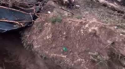 82mm mortar lands extremely close to Ukrainian troops