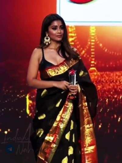 Shriya Saran always takes care of her fans; Legendary saree drop to show us her milky cleavage