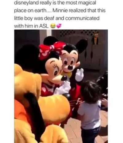 Minnie Communicates to Child in ASL at Disneyland!