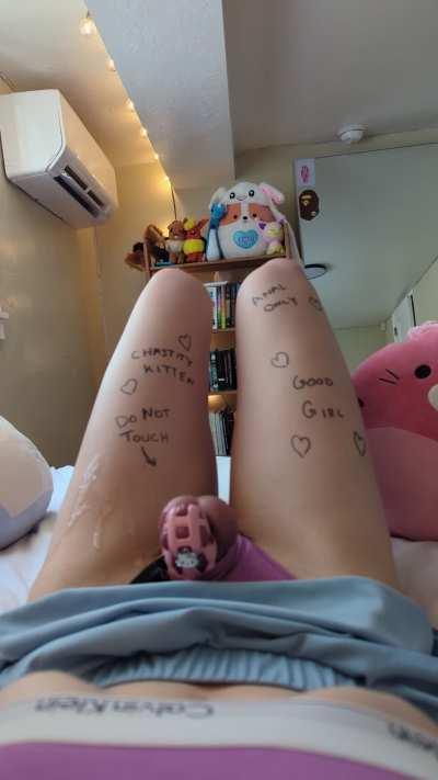 My roommate writes on my legs and it makes me sooo horny 😭