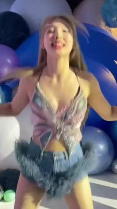 nayeon's shaking her tits 🍈🍈🤤