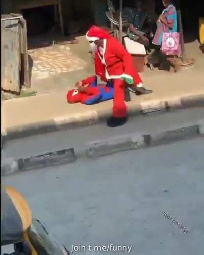 SON DAKİKA HABERLERİ NOEL BABA EKVATORUN BATISINDA SPİ DERMAN İLE DÖVÜŞTÜ