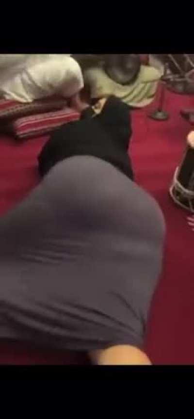 Man this has got to be one of the most beautiful asses ive ever seen on an Arab woman. Wonder how it smells after being under a hijab and in the hot desert sun all day 😋😋😋