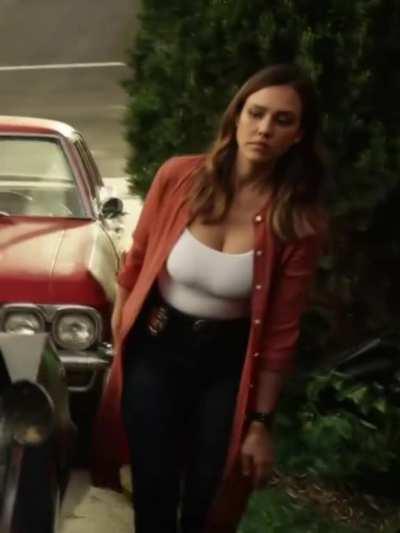 Jessica Alba is the dream police detective that I want to have it between her tits.