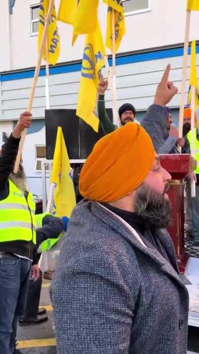 Canada: Calls for genocide in Surrey BC. “To honour “martyr” Nijjar we will shoot tjem(Hindus)”. Terror supporters also say, “Delhi Banega Khalistan”