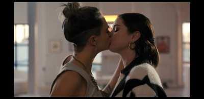 Selena Gomez kissing Cara Delevingne