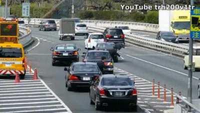 Japanese PM's motorcade merges into traffic