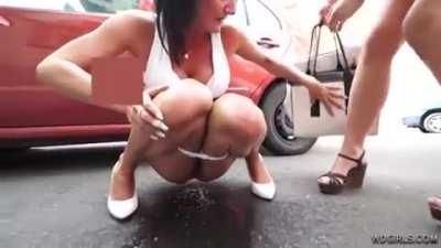 Milf peeing in public (i don't have the sauce)