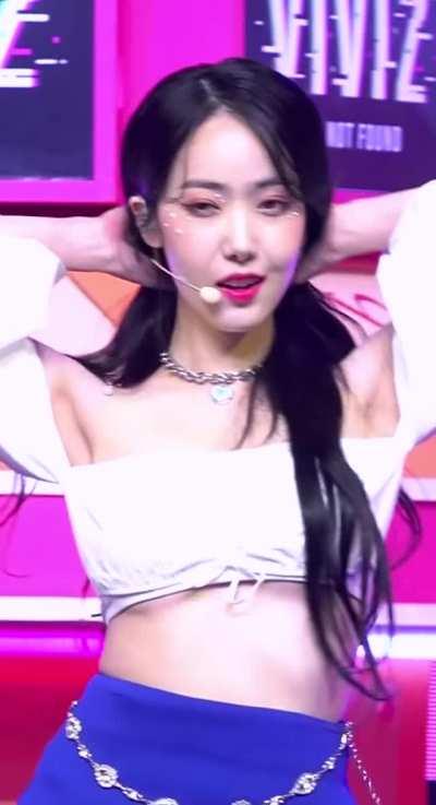 VIVIZ - Sinb's underboob