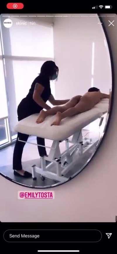 Gettin a booty massage 