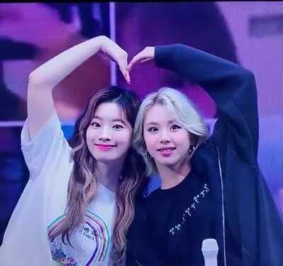 200807 Dahyun and Chaeyoung heart