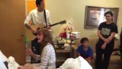 Florence Welch brings a mini-concert to young girl battling cancer who wanted to attend one of her concerts but couldn't as she fell ill