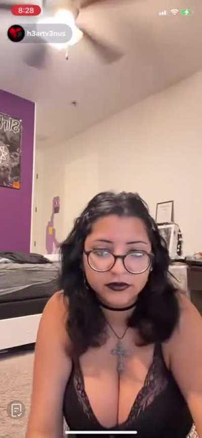 (h3artv3nus) big boobs goth latina