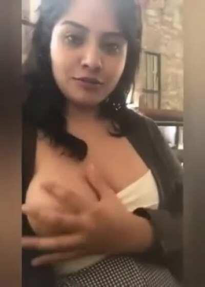 Selena Bank Big Tits Famous Girl (Download link in comment box)