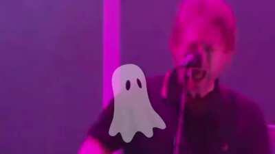 thom scared by ghost during live performance (REAL)