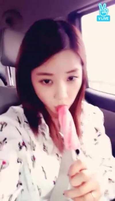 Apink - Chorong Sucking a Popsicle for 60 Seconds