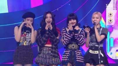 Blackpink’s Jisoo did a Chuu heart during their win on Inkigayo!!