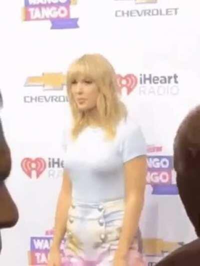 Taylor Swift tit jiggle