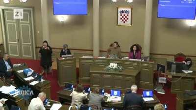 Tomašević napušta skupštinu tokom glasovanja o proglašavanju heroja Blage Zadre počasnim građaninom Zagreba, ništa ideologija samo komunalije ✊