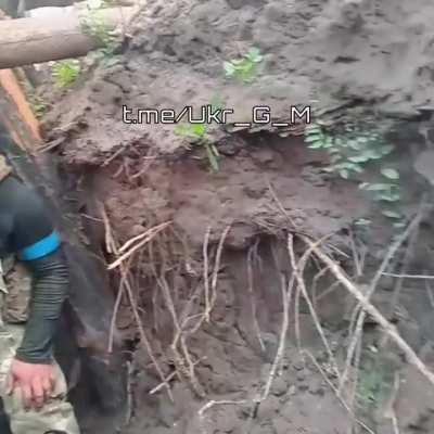 UA POV: Colombian mercenaries fighting for the UAF pulling a KIA fighter through their trench.