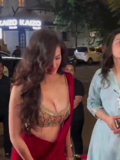 Disha Patani looks tempting in saree 