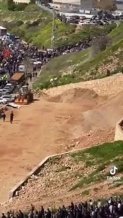 The Israeli government banned all cars from entering Jerusalem to mark Laylat al-Qadr, so people left their cars on the roads and came on foot.