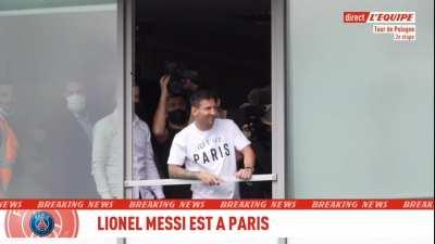 [L'Équipe] Lionel Messi greets the crowd at Paris airport