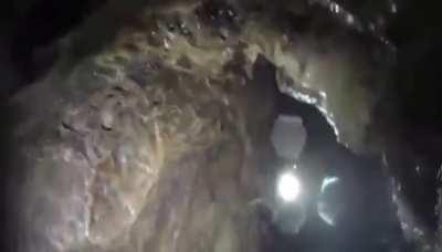 TW : claustrophobia, Man gets stuck in a cave filling with water