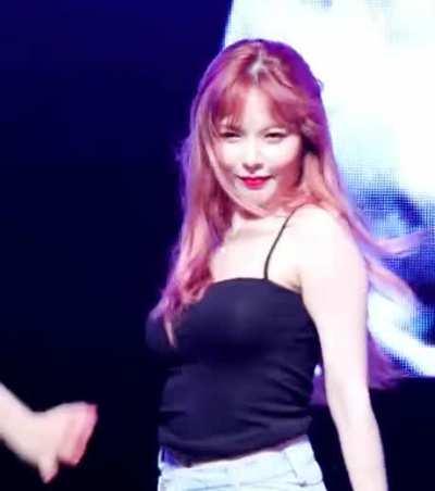 Hyuna No bra