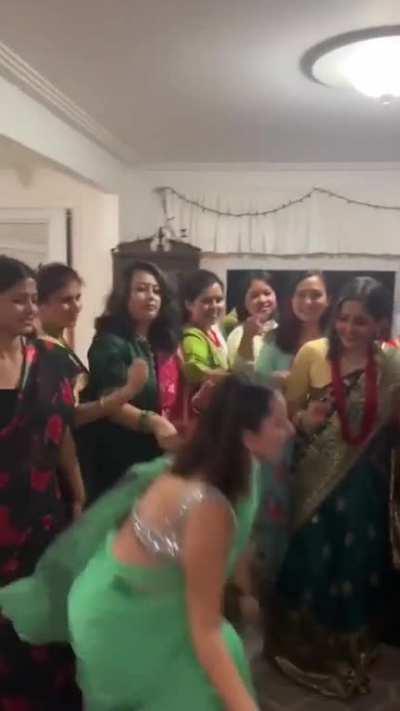 Our very own desi bhabhi weekend dance squad ð¬ð¬