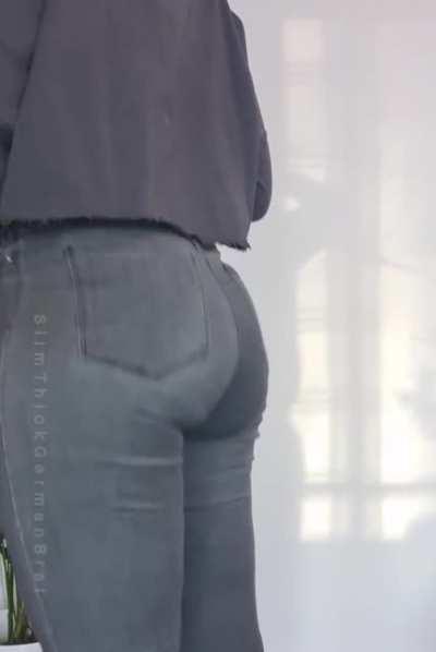 Thought you might like the way my booty jiggles in this jeans