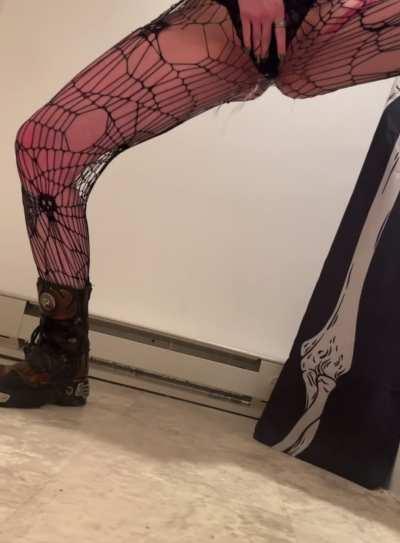 Pissing through my fishnets is so hot 🥵