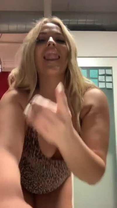 Alexis Texas clapping her huge butt 🍑👏🏻👌🏼