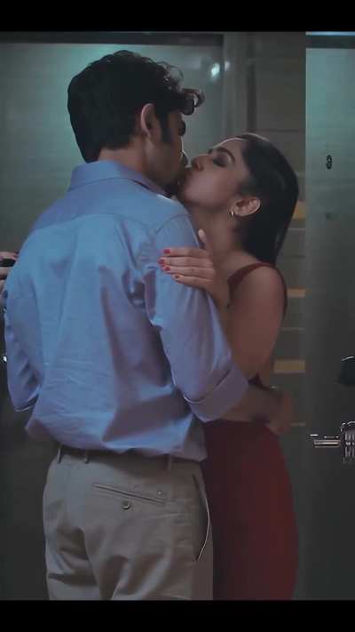 Young Ahsaas Channa hot liplock Scene 💦🥵