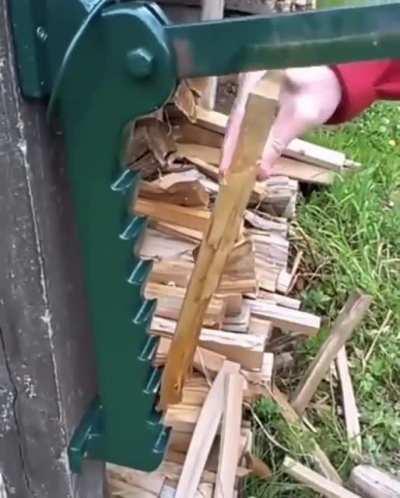 Flint chip knife used for splitting wood